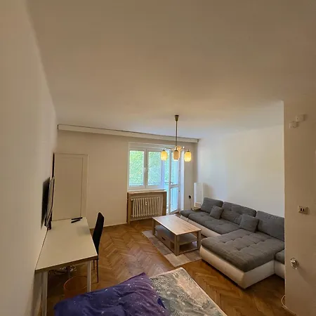 Cozy & Spacious Near Tram شقة